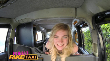 หนังเอ็กเมืองผู้ดี Female Fake Taxi ชวนนักศึกษาสาว Carly Rae เสียเหงื่อไม่เสียเงินโดยการผลัดกันเลียจิ๋มดูดน้ำหีกันในรถ เบิร์นด้วยลิ้นซอยน้ำหีแตกด้วยนิ้วฟินจนยิ้มแฉ่ง